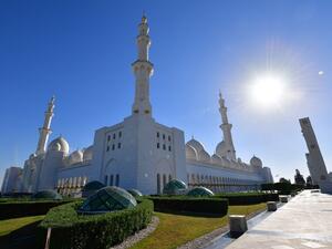 A picture taken on Mar. 15, 2018 shows the Sheikh Zayed Grand Mosque in the UAE capital Abu Dhabi. 
(GIUSEPPE CACACE / AFP)