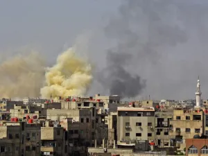 A picture taken in the Yarmuk Palestinian refugee camp in southern Damascus on Apr. 27, 2018 shows smoke billowing in the area during Syrian army shelling and airstrikes. (Rami al SAYED / AFP)