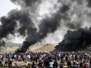 Picture taken on May 4, 2018 from the border with Israel in the north-eastern Gaza strip shows a view of clashes between Palestinians and Israeli Army following the sixth straight Friday of mass demonstrations calling for the right to return to their historic homelands. 
(MAHMUD HAMS / AFP)