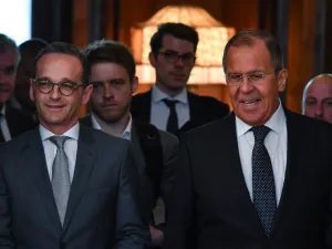 Russian Foreign Minister Sergei Lavrov (R) and his German counterpart Heiko Maas enter a hall during a meeting in Moscow on May 10, 2018. 
(Yuri KADOBNOV / AFP)