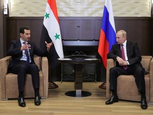Russian President Vladimir Putin (R) speaks with his Syrian counterpart Bashar al-Assad during their meeting in Sochi on May 17, 2018. (Mikhail KLIMENTYEV / SPUTNIK / AFP)