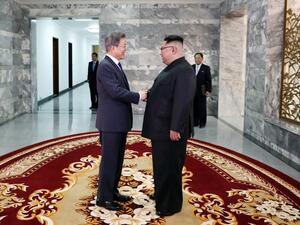 South Korea said President Moon Jae-in met with North Korea's leader Kim Jong Un on May 26 inside the Demilitarised Zone, a day after U.S. President Donald Trump threatened to abandon a summit with Pyongyang.(AFP)
