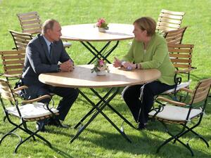 German Chancellor Angela Merkel (R) meets with Russian President Vladimir Putin on August 18, 2018 at Schloss Meseberg castle in Meseberg (AFP)