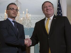 US Secretary of State Mike Pompeo (R) shakes hands with German Foreign Minister Heiko Maas in Washington, DC, on October 3, 2018. (Jim WATSON / AFP)