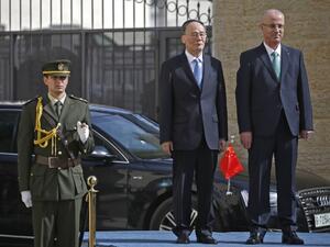 Chinese Vice President Wang Qishan and Palestinian prime minister Rami Hamdallah review the honour guard in the the West Bank city of Ramallah on October 23, 2018. 
ABBAS MOMANI / POOL / AFP