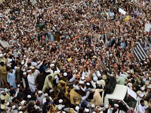 Supporters of Pakistan's religious hardline party Jamiat Ulema Islam (JUI) march during a protest rally following the Supreme Court's decision to acquit Pakistani Christian woman Asia Bibi of blasphemy. ()
