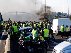 Demonstators of "yellow vests" (Gilets Jaunes) movement block the traffic on Caen's circular road on November 18, 2018 in Caen, western France, a day after a protest against high fuel prices. (CHARLY TRIBALLEAU / AFP)