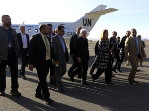 Martin Griffiths (C), the UN special envoy for Yemen, descends from his plane upon his arrival at Sanaa international airport on January 5, 2019. (MOHAMMED HUWAIS / AFP)