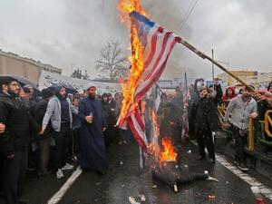 Iranians burn flags of the United States during commemorations of the 40th anniversary of Islamic Revolution in the capital Tehran on February 11, 2019. (ATTA KENARE / AFP)