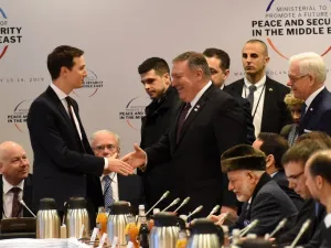 White House US Senior Advisor Jared Kushner (L) shakes hands with US Secretary of State Mike Pompeo in Warsaw, on February 14, 2019. (AFP/ File Photo)