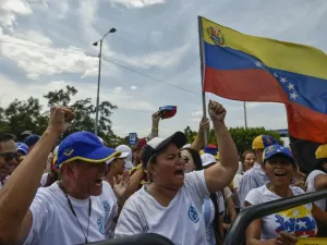 Venezuelans shout "freedom" during the visit of US senator Marco Rubio at the Simon Bolivar international bridge in Cucuta, Colombia, border with San Antonio de Tachira, Venezuela on February 17, 2019