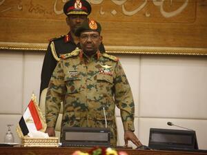 Sudanese President Omar al-Bashir (C) stands during the swearing-in ceremony of the new governors at the Presidential palace in Khartoum on February 24, 2019. (ASHRAF SHAZLY / AFP)
