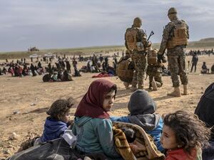 Civilians evacuated from the Islamic State (IS) group's embattled holdout of Baghouz, in the eastern Syrian province of Deir Ezzor. (Bulent KILIC / AFP)
