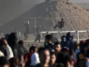 Palestinian protesters climb the border fence with Israel during clashes following a demonstration near the fence along the border with Israel, east of Gaza City, on March 8, 2019. (MAHMUD HAMS / AFP)