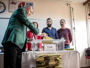 Turkish President Tayyip Erdogan (L) casts his ballot at a polling station during the municipal elections in Istanbul, on March 31, 2019. Turkey voted in local elections in a test for President Recep Tayyip Erdogan, with his ruling party risking defeat in the capital as an economic slowdown takes hold.
BULENT KILIC / AFP