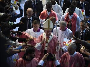 Worshippers reach out to Pope Francis (C) as he leaves the Prince Moulay Abdellah Sports Centre after celebrating a mass, in the Moroccan capital Rabat on March 31, 2019. 
Fadel SENNA / AFP