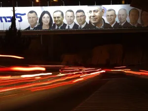 A picture taken on April 7, 2019 shows a Likud party electoral billboard for Israel's upcoming general elections bearing the portrait of Prime Minister Benjamin Netanyahu (C) and his party candidates in Jerusalem. 
Ahmad GHARABLI / AFP