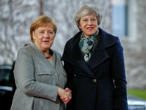 German Chancellor Angela Merkel (L) greets British Prime Minister Theresa May at the Chancellery in Berlin.  (Odd ANDERSEN / AFP)