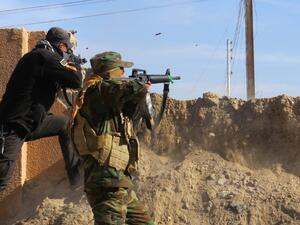 Iraqi government forces clash with Daesh after capturing agricultural land east of Ramadi on Jan. 11, 2016. (AFP/Moadh al-Dulaimi)