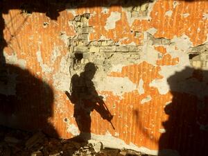 Iraqi soldiers patrol a suburb close to the area of Jweibah, east of the city of Ramadi, the capital of Iraq's Anbar province on February 4, 2016. (AFP/Ahmad al-Rubaye)