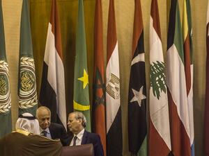 The Arab League Secretary General Nabil al-Arabi (C) and his deputy Ahmed bin Helli (R) speak at the main hall of the Arab League headquarters before a meeting of Arab foreign ministers to elect a new secretary general of the Arab League in the Egyptian capital Cairo, on March 10, 2016. (AFP/Khaled Desouki)