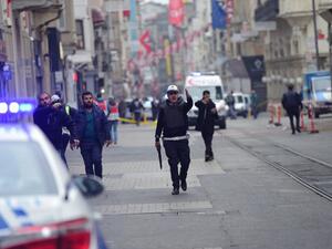 Turkish police push people away just after an explosion on the pedestrian Istiklal avenue in Istanbul on March 19, 2016. (AFP/Bulent Kilic)