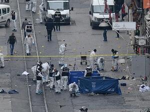 Turkish police, forensics and emergency services work on the scene of an explosion on the pedestrian Istiklal avenue in Istanbul on March 19, 2016. (AFP/STR)