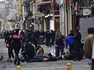 Injured people get assistance on the scene of an explosion on the pedestrian Istiklal avenue in Istanbul on March 19, 2016. (AFP/STR)
