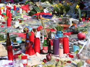Flowers and candles are laid in a makeshift memorial on the Place de la Bourse (Beursplein) in central Brussels, on March 27, 2016, in tribute to the victims of the coordinated terror attacks in the city claimed by Daesh on March 22, in which 31 people were killed and over 300 injured. (AFP/Nicolas Maeterlinck)
