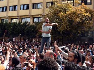 Egyptian protests chanting slogans against the transfer of two Red Sea Islands to Saudi Arabia. (AFP/Mohamed El-Shahed)  
