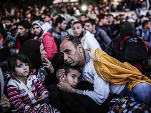 Refugees wait at the station for buses to take them back to Syria (AFP/File Photo)	