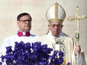 Pope Francis (R) leads the Easter Sunday mass on March 27, 2016 at St Peter's square in Vatican. Christians around the world are marking the Holy Week, commemorating the crucifixion of Jesus Christ, leading up to his resurrection on Easter. (AFP/Alberto Pizzoli)