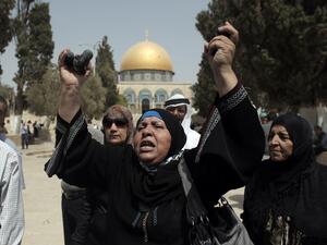 A Palestinian woman shows rubber bullets reportedly used by Israeli riot police outside the Dome of Rock at Al-Aqsa mosque in Jerusalem's Old City after clashes erupted at the compound between Palestinians and Israeli police on September 13, 2015, just hours before the start of the Jewish New Year. (AFP/Ahmad Gharabli)
