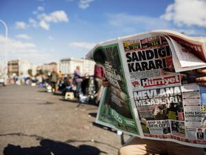 A Turkish man reads a newspaper on Galata Bridge in Istanbul on November 2, 2015, a day after the country's general election. (AFP/Ozan Kose)