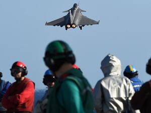 A French Rafale fighter aircraft takes off with bombs from the French aircraft carrier Charles-de-Gaulle, in the eastern Mediterranean sea, November 23, 2015. (AFP/File)