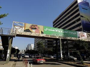  banner bearing the images of Saudi King Salman bin Abdulaziz (R) and Crown Prince Mohammed bin Salman (L) hangs on a pedestrian crossing bridge in the northern Lebanese port city of Tripoli. The caption in Arabic says: "firm and moderating leadership". (JOSEPH EID / AFP)