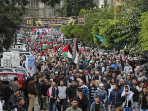Palestinian and Lebanese protesters take to the streets in the Lebanese capital Beirut on Dec. 8, 2017, to denounce the widely criticized decision by U.S. President Trump to recognize Jerusalem as the capital of Israel (ANWAR AMRO/AFP)