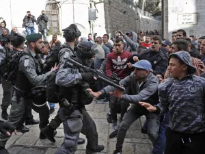 Israeli security forces and Palestinian protesters confront each other in Jerusalem's Old City on Dec. 15, 2017 (Thomas COEX / AFP)