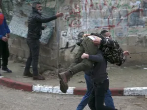 Palestinian youths evacuate a wounded comrade during clashes with Israeli forces in Jenin, in the north of the occupied West Bank, on Jan. 18, 2018 (JAAFAR ASHTIYEH / AFP)