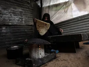 A Palestinian mother bakes bread in the Rafah refugee camp in the southern Gaza Strip on Jan. 24, 2018 (SAID KHATIB / AFP)