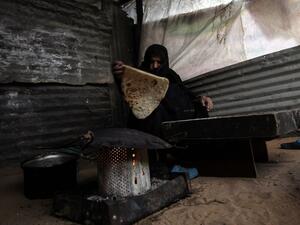 A Palestinian mother bakes bread in the Rafah refugee camp in the southern Gaza Strip on Jan. 24, 2018 (SAID KHATIB / AFP)