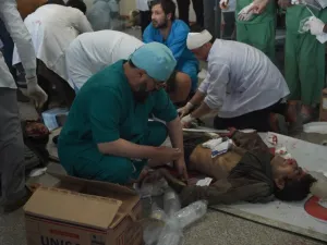 Afghan medical staff treat a wounded man after a car bomb exploded near the old Interior Ministry building, at Jamhuriat Hospital in Kabul on Jan. 27, 2018 (WAKIL KOHSAR / AFP)