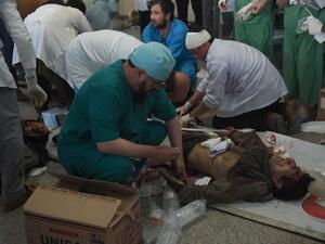 Afghan medical staff treat a wounded man after a car bomb exploded near the old Interior Ministry building, at Jamhuriat Hospital in Kabul on Jan. 27, 2018 (WAKIL KOHSAR / AFP)