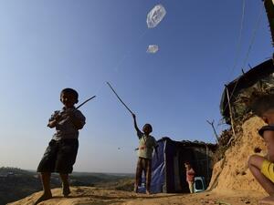 Rohingya refugee children play with plastic bags at Hakimpara refugee camp in Bangladesh's Ukhia district on Jan. 27, 2018 (Munir UZ ZAMAN / AFP)
