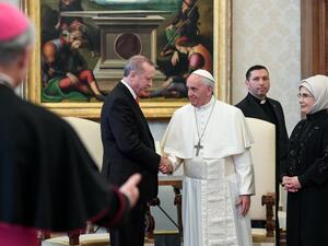 Turkey's President Recep Tayyip Erdogan (L) and his wife Emine (R) meet with Pope Francis (C) during a private audience on Feb. 5, 2018 at the Vatican (Alessandro DI MEO / POOL / AFP)