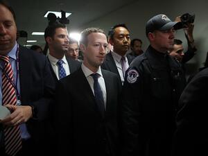 من المقرر أن يدلي زوكربيرغ بشهادته أمام لجنتين في مجلس الشيوخ الثلاثاء 