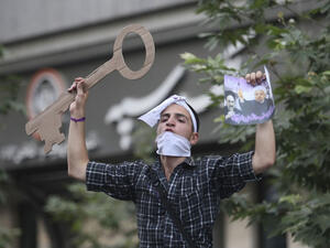  الرجل الذي يمتلك محلا تجاريا تعرض لضغوط اقتصادية من قبل البلدية 