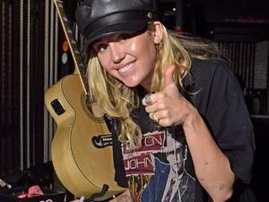 NEW YORK, NY - JANUARY 25: Miley Cyrus signs her autograph at the 60th Annual GRAMMY Awards MusiCares Person Of The Year at Radio City Music Hall on January 25, 2018 in New York City.
(KRIS CONNOR / GETTY IMAGES NORTH AMERICA / AFP)