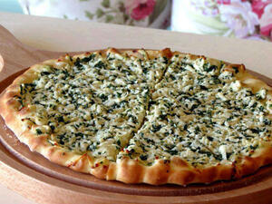 مناقيش بالزعتر والجبن (shutterstock.com)
