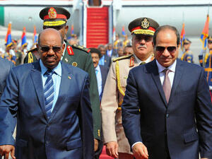 Sudanese President Omar Al-Bashir, left, and his counterpart Egyptian President Abdel Fattah El-Sisi (AFP/File Photo)